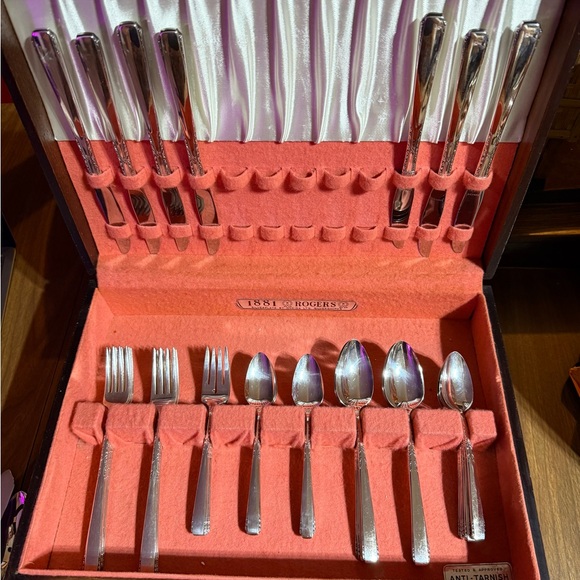 Vintage 1881 Rogers Oneida Silverware Set - Brookwood Pattern - 42 Pieces in Box - Picture 9 of 15